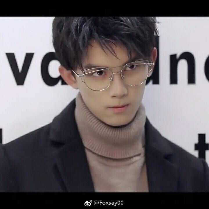 同时也能戴眼镜,秒变斯文败类