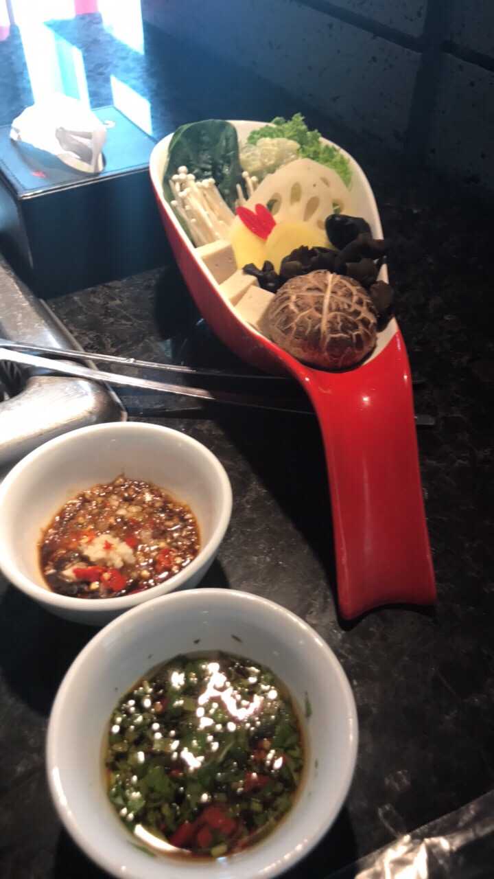 一个人吃海底捞,服务员怕你孤独会给你对面放个娃娃吗