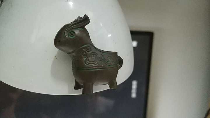 但这件凤鸟纹兕觥不一样,看见的第一眼就感觉,就很可爱.