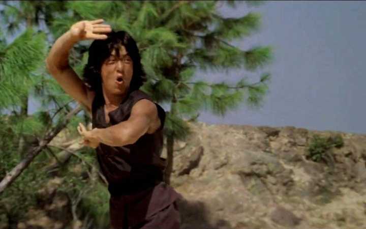 在《精武门》和《龙争虎斗》电影中,成龙都是饰演一名出场几秒钟的