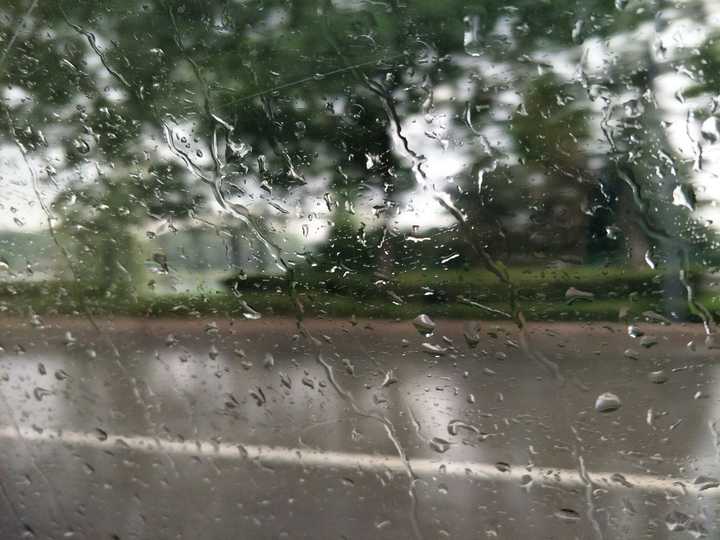 嗯(⊙_⊙) 这张是下雨时打车去学校,在出租车上拍的,因为是夏季第一场
