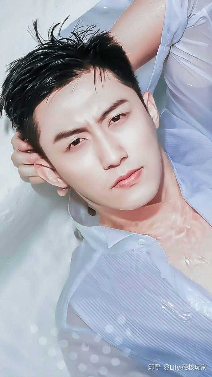 现在娱乐圈有哪些长得好看还不娘的男明星?
