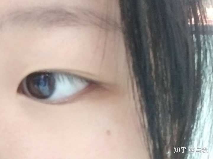 有没有那种单眼皮小眼睛塌鼻梁厚嘴唇但还挺好看的女生?