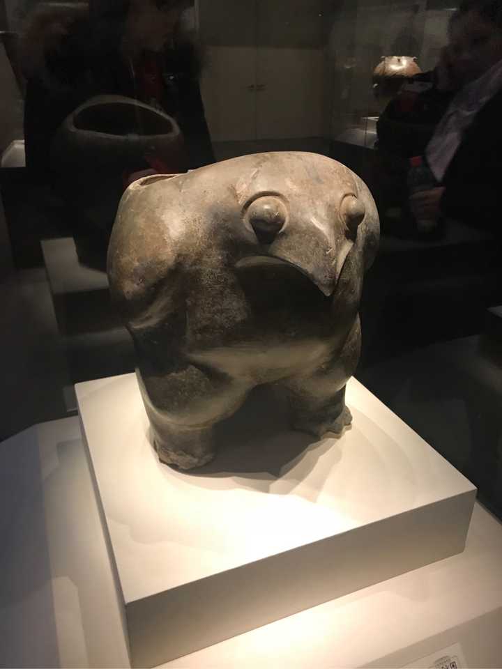 山东博物院的镇馆之宝,红陶兽形壶,跟人面壶有点像,小嘴儿巴巴的