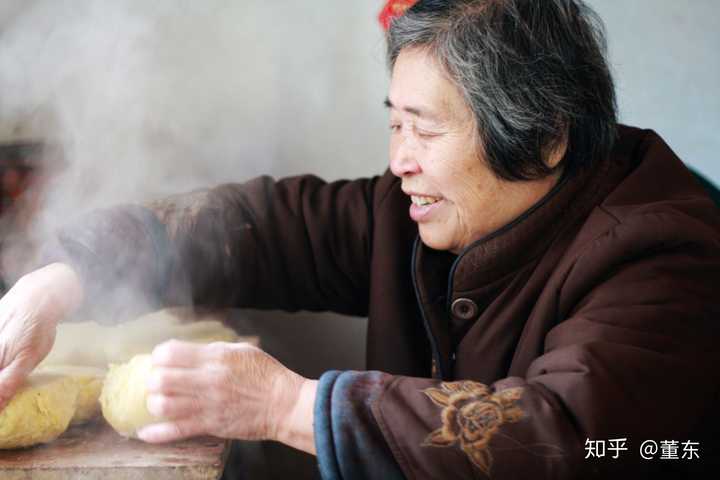 姥姥昨天去世了,翻看她的照片,有一张很多年前,她给我们蒸菜饼子的图