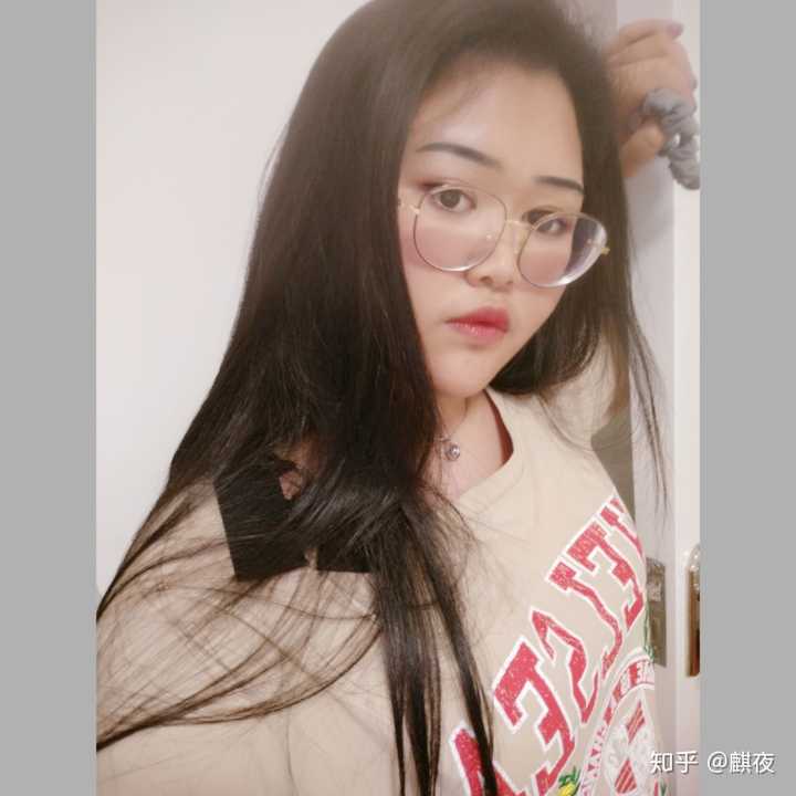 戴眼镜的短发女生如何自拍漂亮好看?