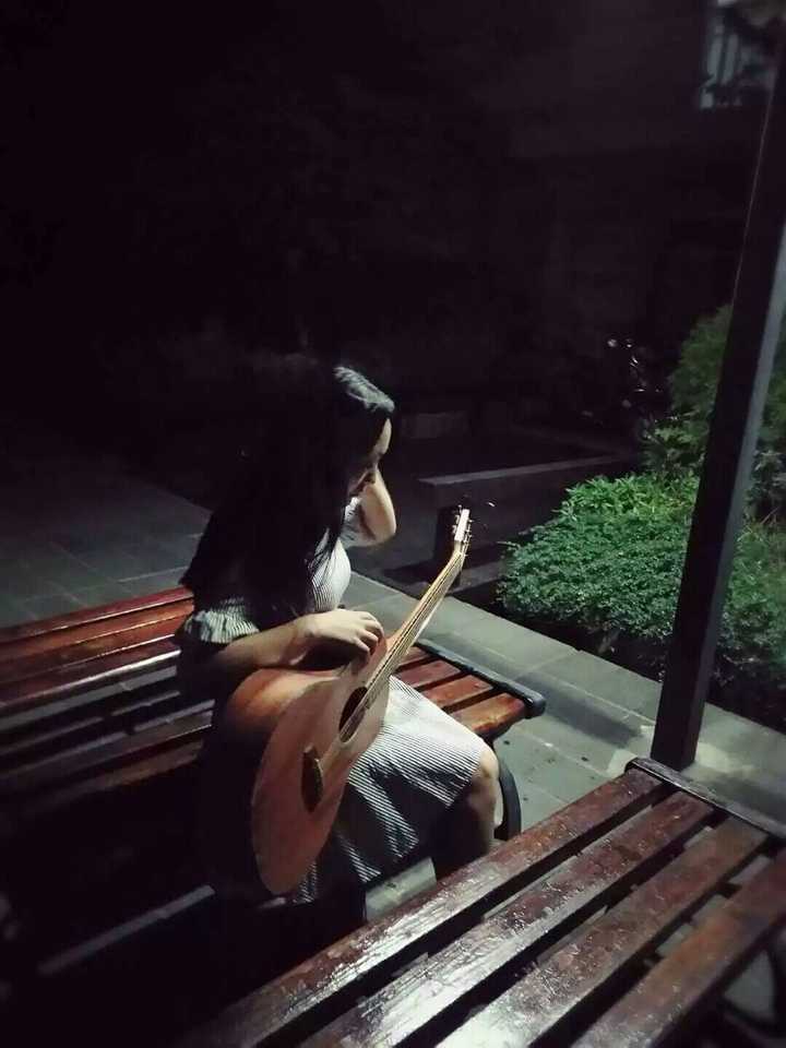 作为一个会弹吉他的女生是什么体验?