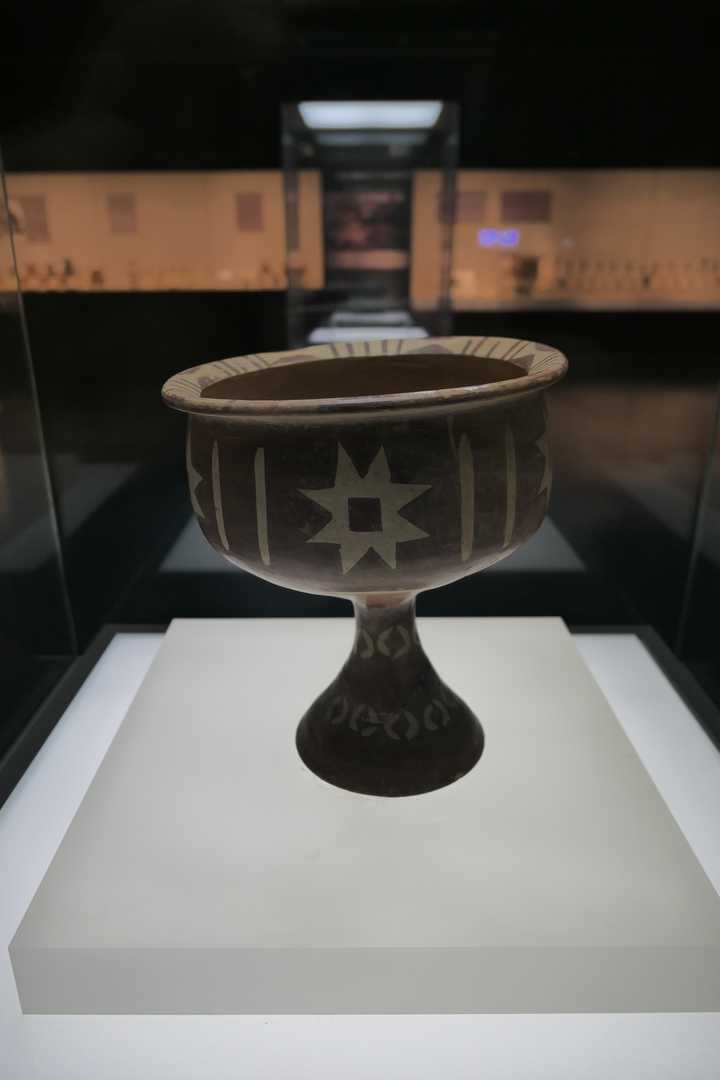 新石器时代大汶口文化彩陶八角星纹豆,山东省博物馆