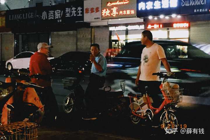 和两个朋友在路边摊喝酒的时候,碰见的和我们三个一样在路边喝完酒