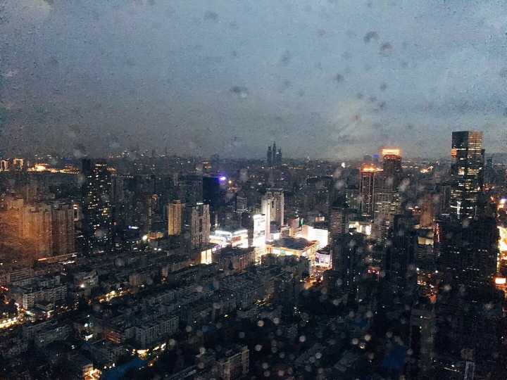 下雨的时候从高楼的窗户拍的南京