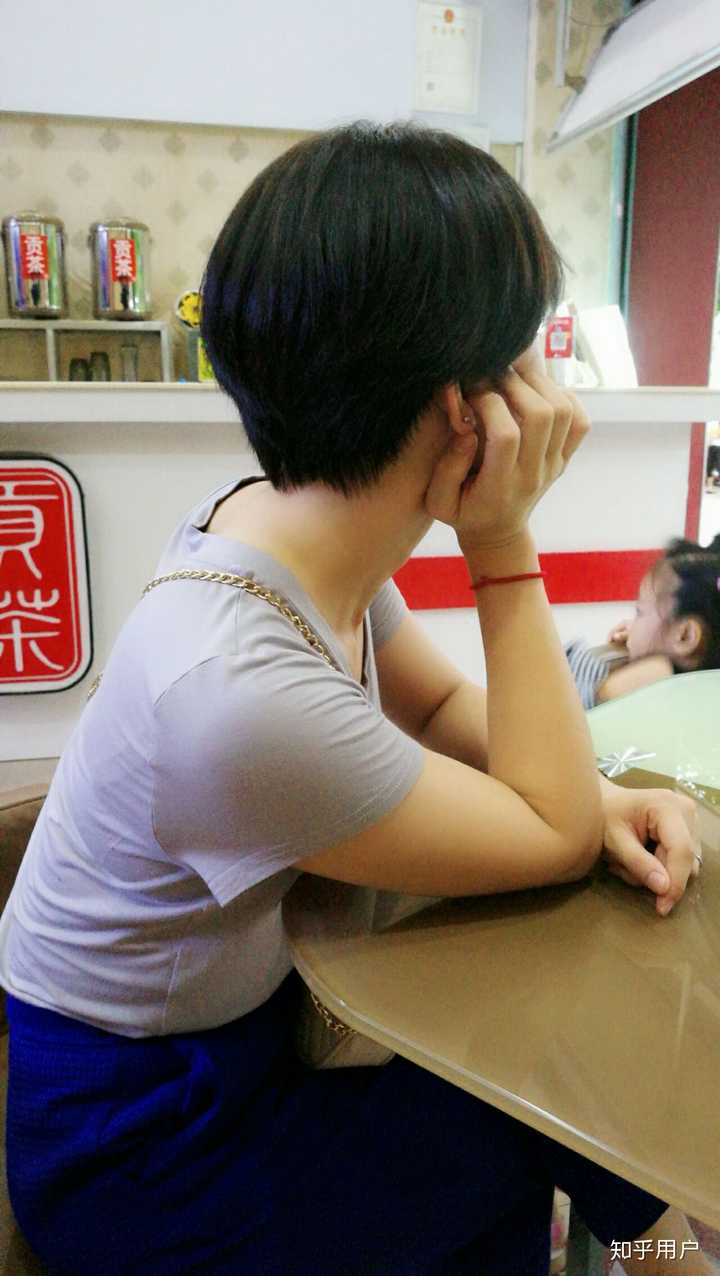 把蓄了俩月的头发又剪了,算了,我还是这样吧,反正短头发真的好看又好
