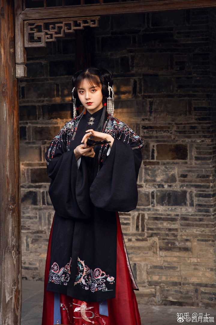 汉服模特十里的颜是否被捧太高了?