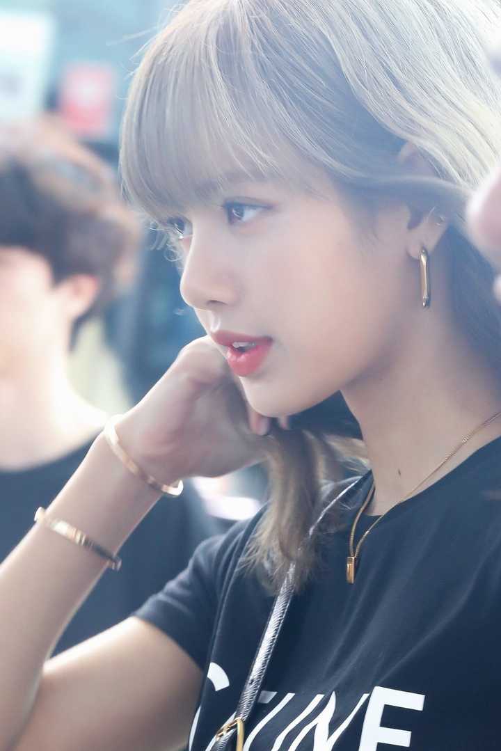 为什么都喜欢black pink的lisa?