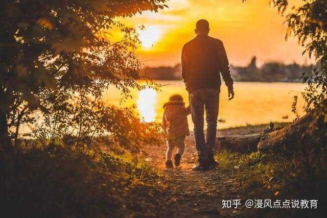 第二,懂得倾听,乐于陪伴,多用肯定的话语鼓励孩子.