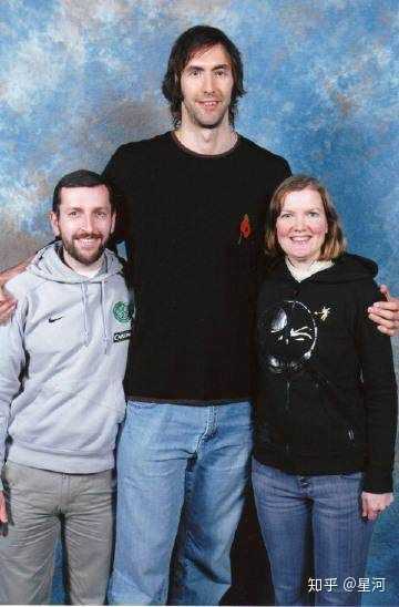 第二季的扮演者是英国篮球运动员和特型演员 ian whyte,身高也是216cm