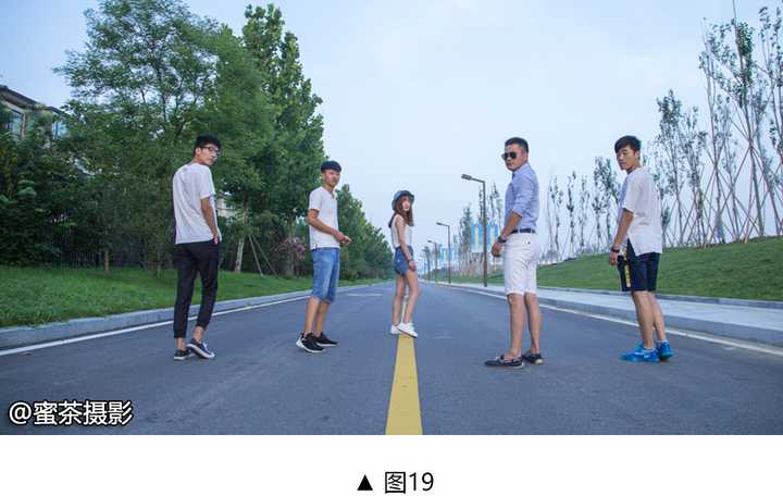 六个人的拍照姿势用手臂摆成六角星的形状