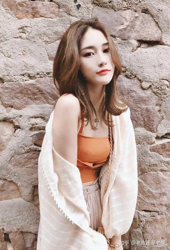我的女神胸也小,身高170  下面放张她最近的照片