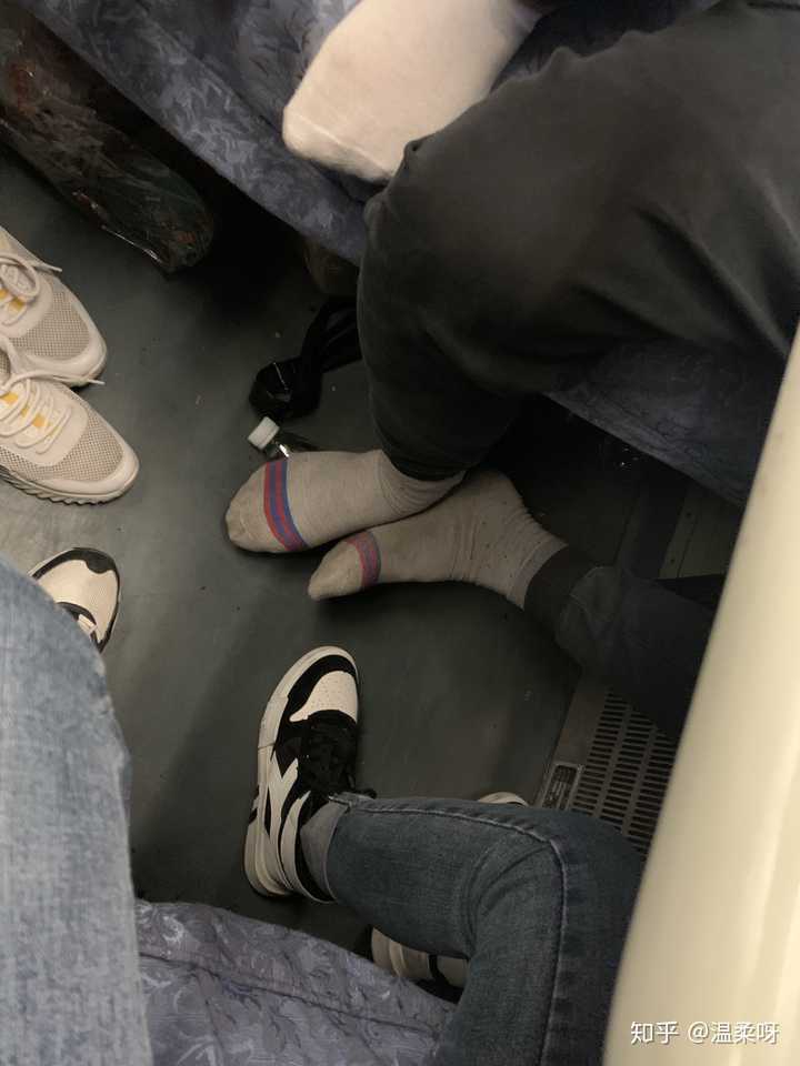 怎么看待在火车上脱鞋的人?