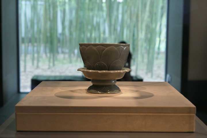 五代越窑莲花式托盏,苏州博物馆