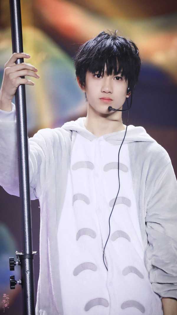 敖子逸为什么有少年美学之称?