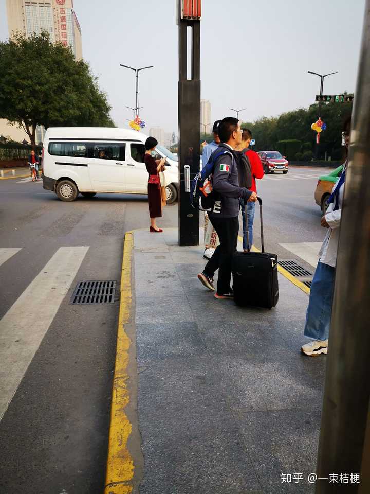 路口偶遇的 深红衣服拎包的小姐姐 众人之中最气质优雅 生活不易  世