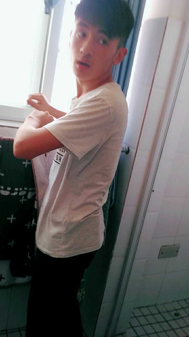 gay和帅的直男之间有纯友谊吗?