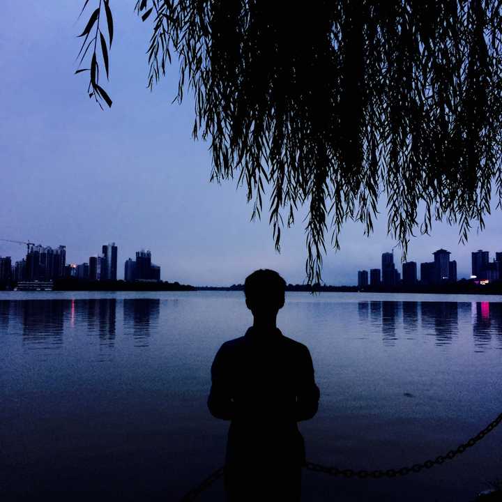 这是汉江江畔,瘦小可怜的背影