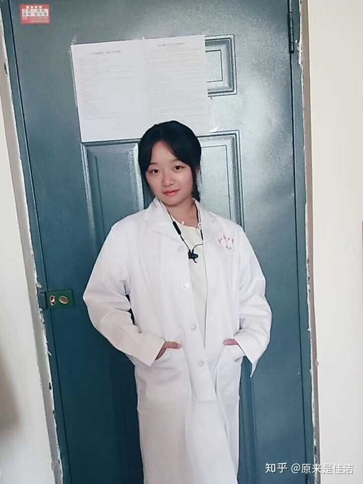 医学生第一次穿白大褂(whitecoat / labcoat)是什么感觉?