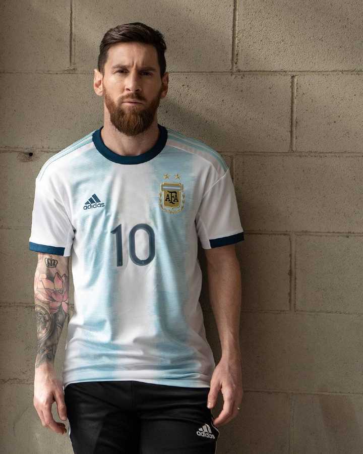 买阿根廷,今年阿根廷球衣特别好看,而且阿根廷球衣也很适合女生穿