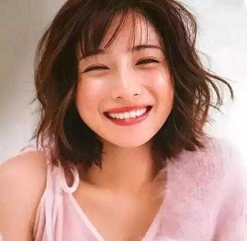 为什么动漫里闭着眼睛微笑的治愈笑现实中做起来像个二傻子