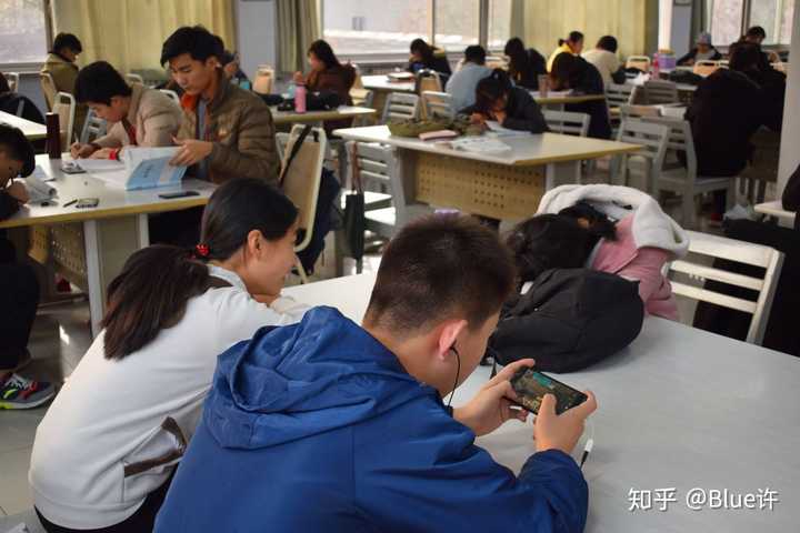 你见过哪些假装努力的大学生?