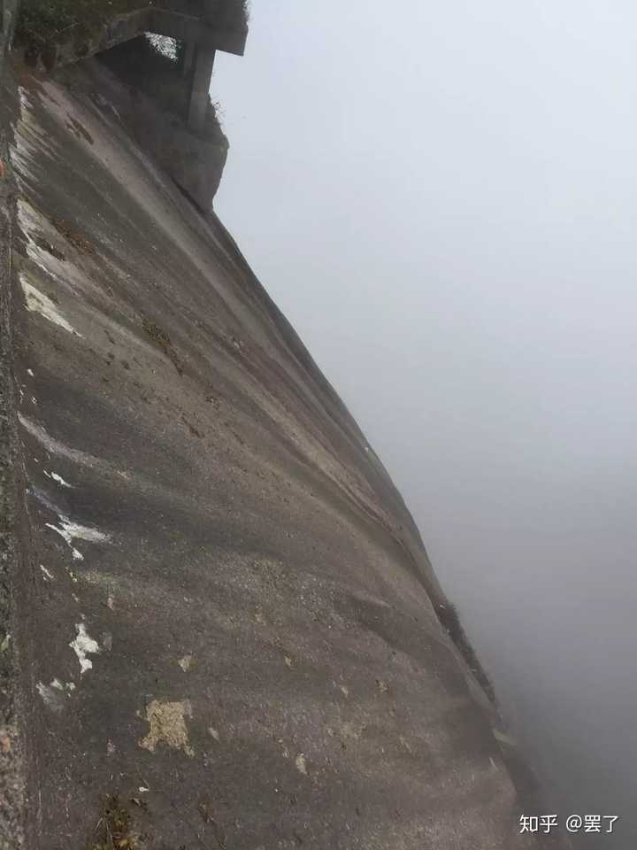 作死的话,这里比较好,下去就是万丈深渊.