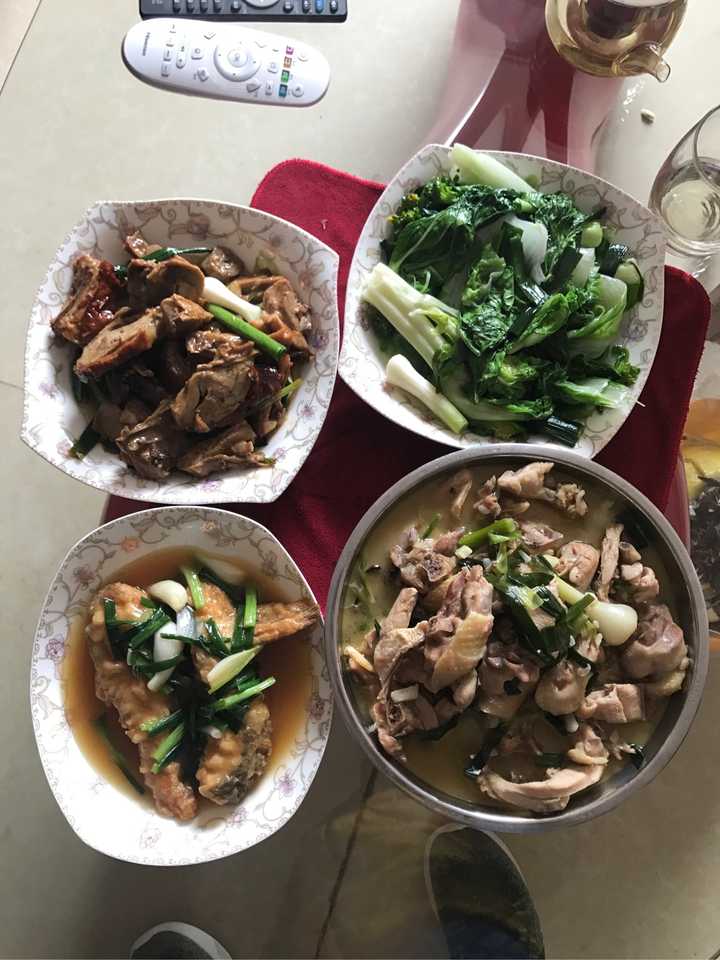 年夜饭没拍,这是我年初一中午吃的,只有我,妈妈和爷爷三个人吃.