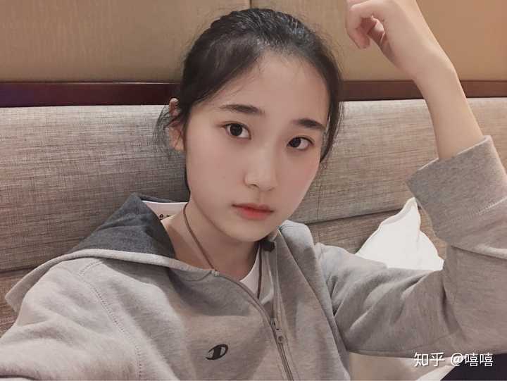 怎么看待发相机自拍原图的女生?