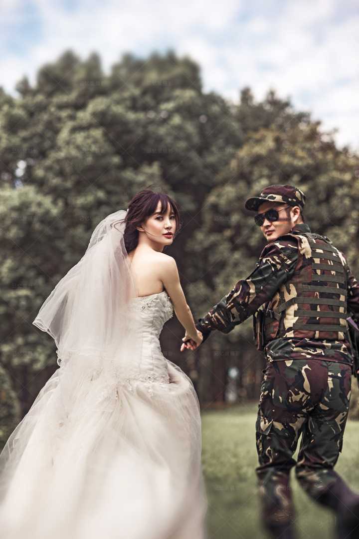 怎样设计一套军装系列婚纱照 陆军礼服和迷彩服?