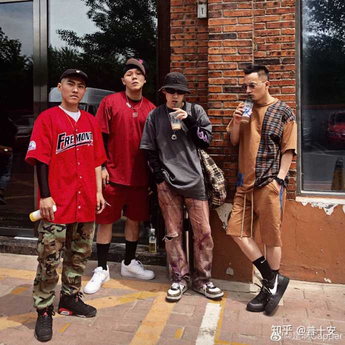 capper和大傻微博里面晒了照片