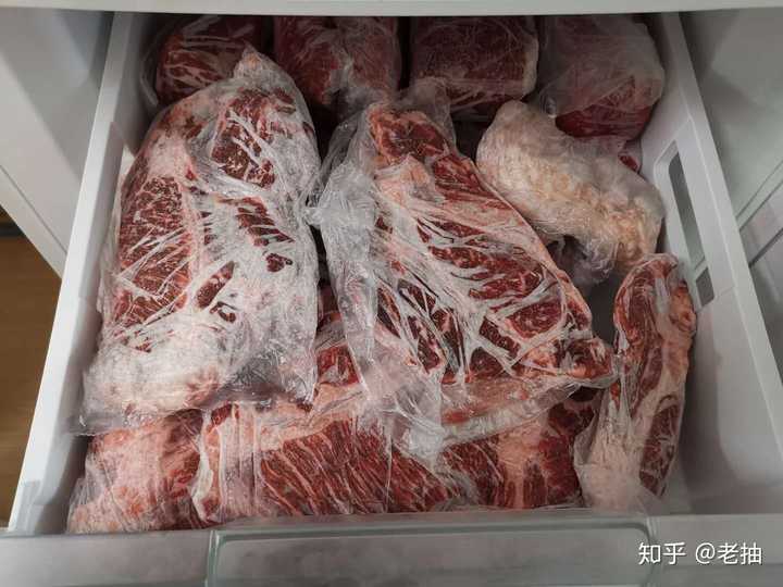 冰箱冷冻层装冻肉还是很能装的,装速冻水饺如果不拆包装袋只能放2包