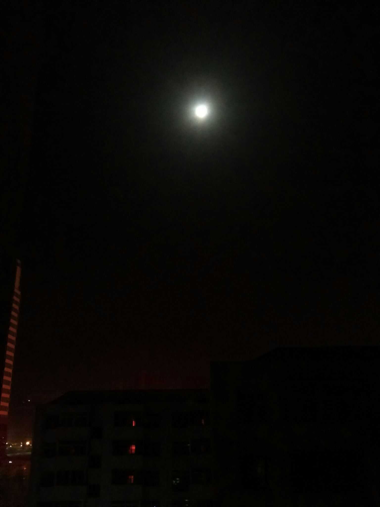 今晚的月亮格外明朗 看的让人有点显孤独 它是不是也在想念谁 再等等