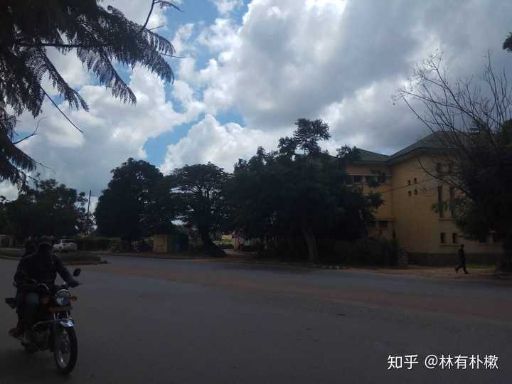 利卡西(卢本巴希旁边的一个市)的街道.