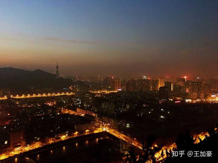 登青海西宁市南山俯瞰城市夜景