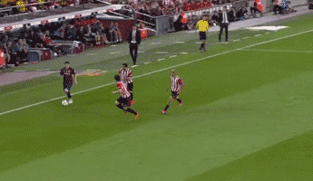 球场上,一方 10 个 c罗,一方 10 个梅西,双方守门员一