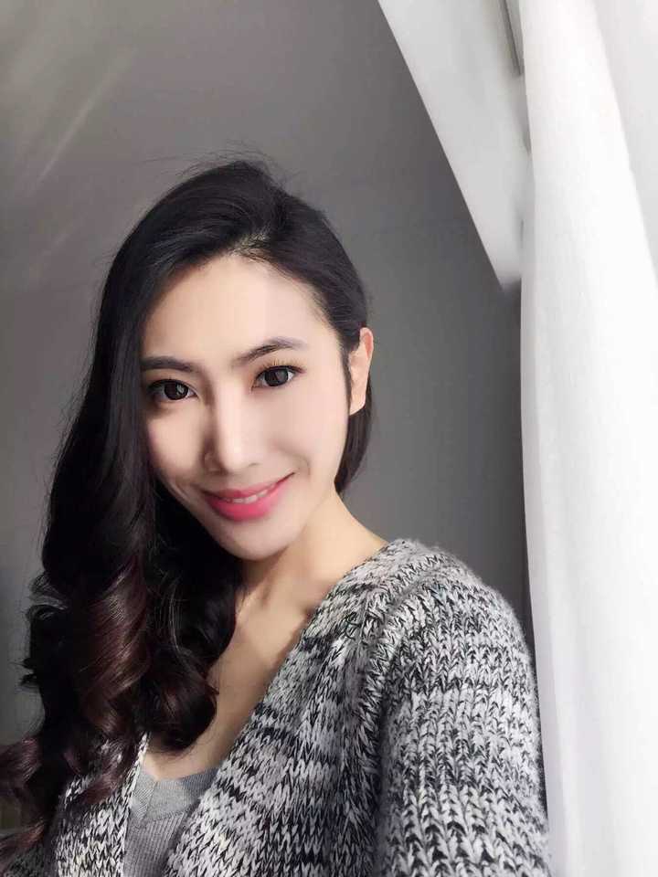 我女友混血,混的国家本来就长得像东方人,所以平日很多人看着她都觉得