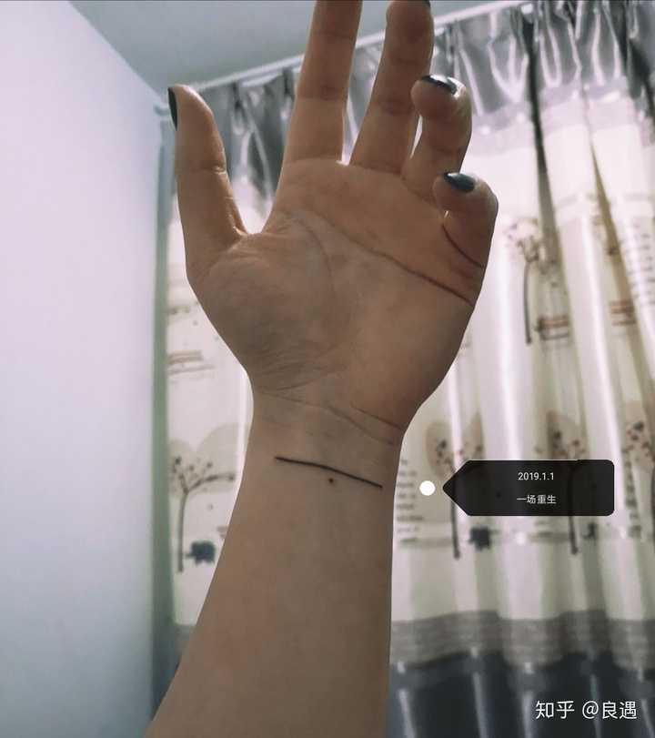 可能很多人不明白  在手腕纹一条线就跟割了腕一样 其实没错   从我