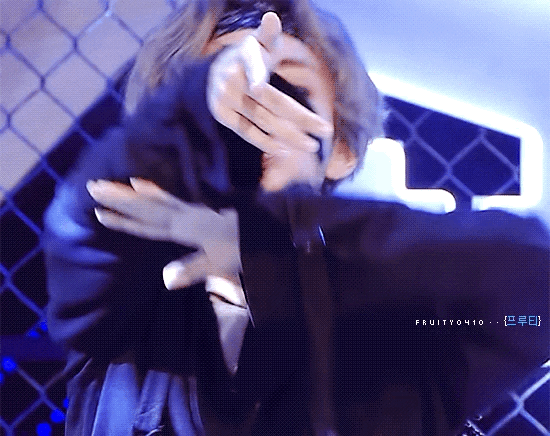 他真的和大哥站一起就是两种鲜明的风格  完全的欧美雕刻脸 ,侵略美