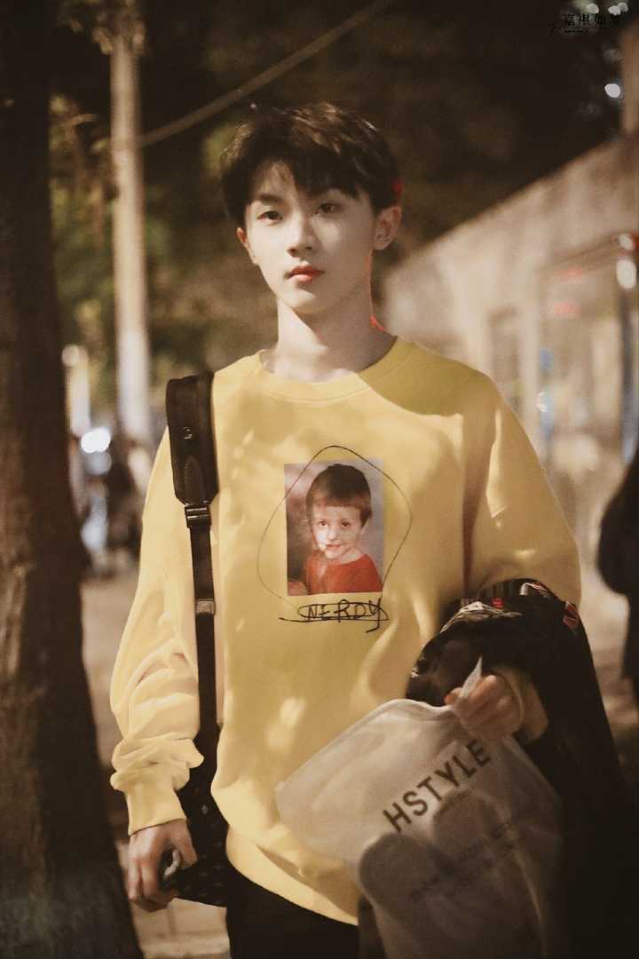 喜欢马嘉祺的姐妹们有无小马哥制服or校服的高清美图吗?