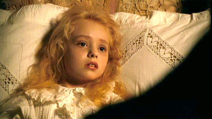 爱丽丝梦游仙境中的小爱丽丝是谁扮演的?