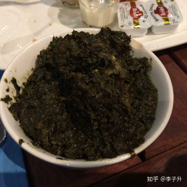 这是刚果朋友家里做的家常炖鱼,看起来用的应该是罗非鱼.