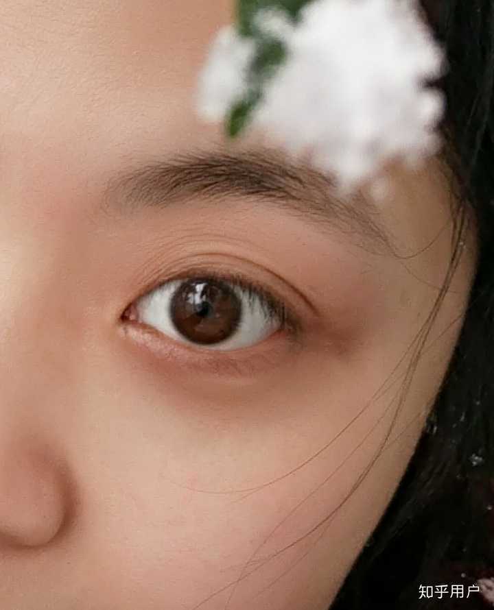 眼睛也不是很好看,只能说是天生的双眼皮大眼睛