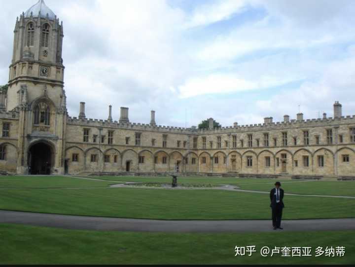 牛津大学,前身是由天主教会协助建成的,从事中世纪经院哲学教授与研究