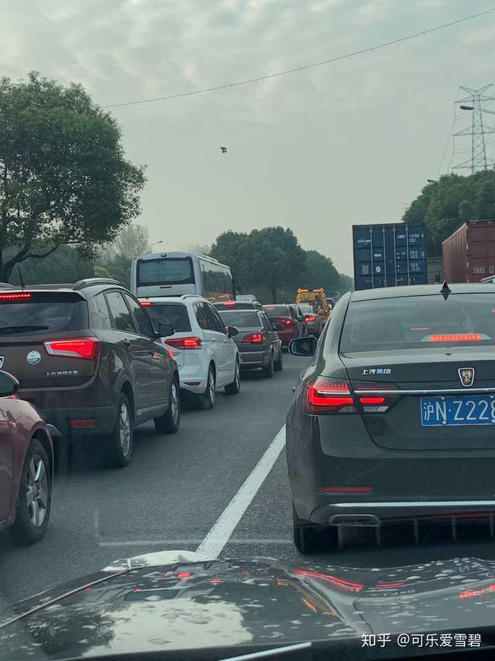 早上上班堵在路上